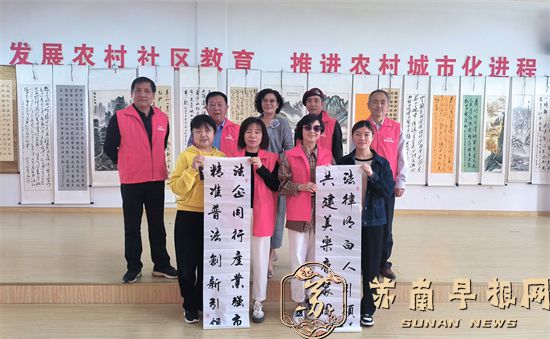 句容市老年书画协会开展法治书画展宣传活动