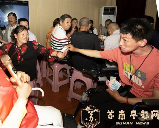 身残人美心更美 坐着轮椅心系同伴