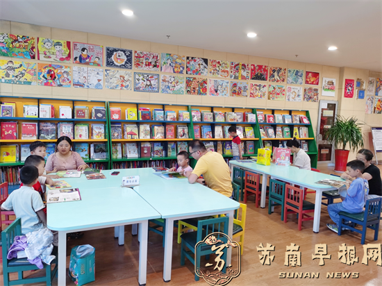 暑期掀起读书热 图书馆里书香浓