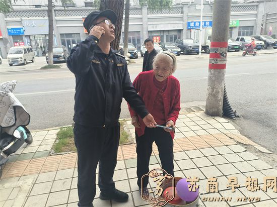 老人迷路忘归途 城管暖心助归家