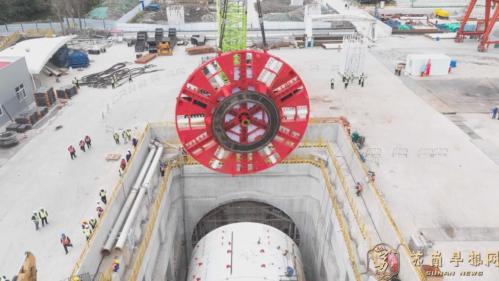 沪渝蓉高铁沪通铁路二期宝山隧道建设迎来新进展 盾构机&ldquo;新征程号&rdquo;刀盘顺利下井