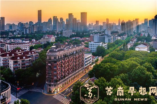 336e02773e95a83bfb2f5bf50bb552a1.jpg 徐汇区在徐家汇商圈和衡复历史文化风貌区有着富多元的文旅场景和文艺展演活动。图为标志性老建筑徐汇区武康大楼。.jpg