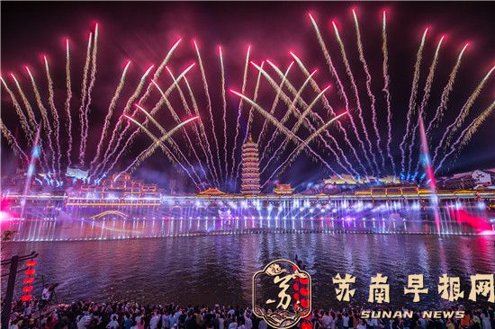 9055169fc80a2a81d76eb49d0d1d64a0.jpg 浙江省湖州市长兴县太湖龙之梦乐园内灯光璀璨,现场非遗“打铁花”、烟花秀和灯光音乐秀等项目吸引众多市民、游客前来观赏游玩。.jpg