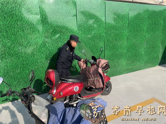 句容城管开展地铁口周边非机动车停车专项整治