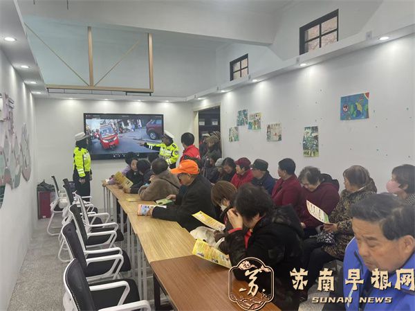 宜兴市周铁镇：专家送医进社区，交警宣讲护平安