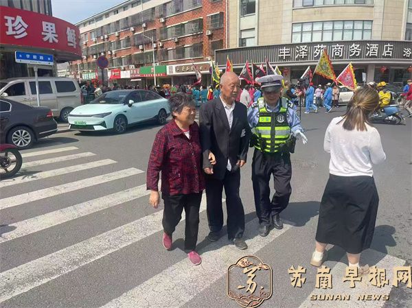老人看庙会迷了路  宜兴交警助其找到老伴