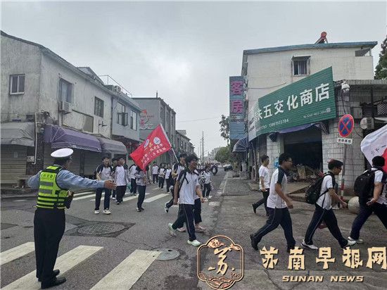 学生逐梦踏歌行 交警全力护安全