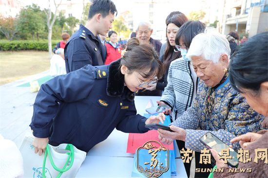 句容市城管局开展社区志愿服务暨普法宣传活动