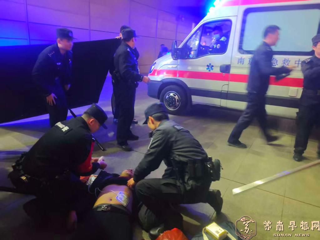 跨年夜南京火车站上演生命救援 特警20分钟急救晕倒旅客