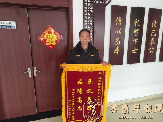 句容城管：凡人微光显担当 执法队员勇救火