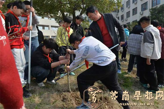 宜兴市洋溪小学关工委组织开展植树节主题植树活动