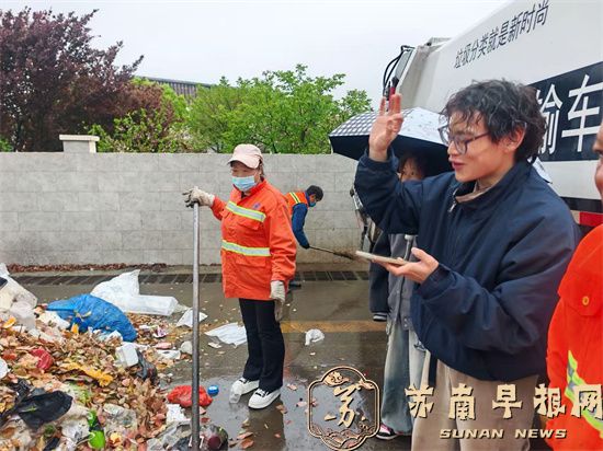 句容城管：垃圾车里&ldquo;寻宝&rdquo;环卫工冒雨找回遗失手机