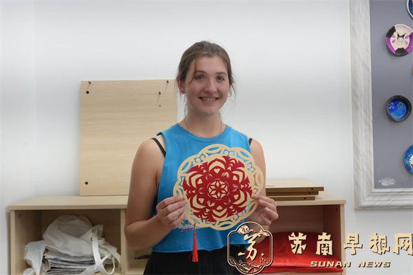 非遗剪纸传承人原卫妮手把手教老外&ldquo;学剪纸&rdquo;