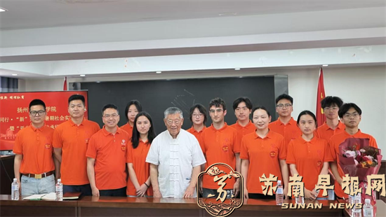 新疆学子在格登碑前许下&ldquo;戍边志&rdquo;