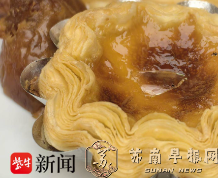 女子吃自助餐发现蛋挞上有玻璃碎片，店员称为保温灯碎裂所致，门店回应：已整改