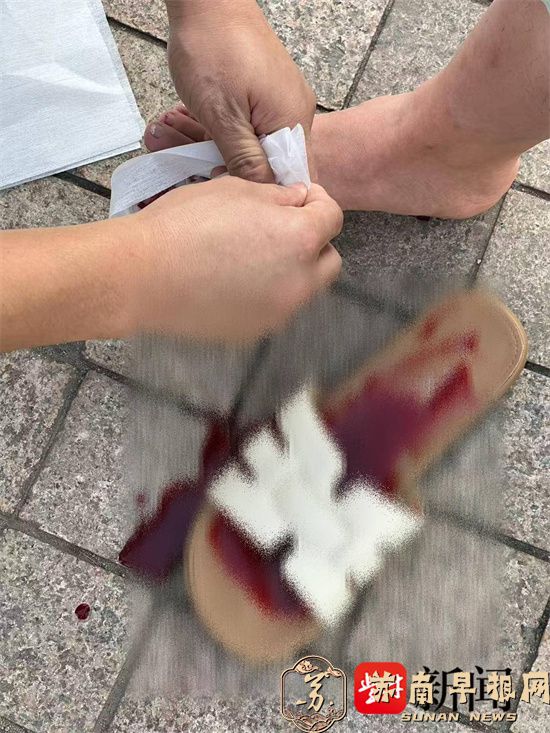 上海一女顾客在足疗店修脚时被划伤,约2厘米伤口缝3针,店方拟赔3000元双方未谈妥