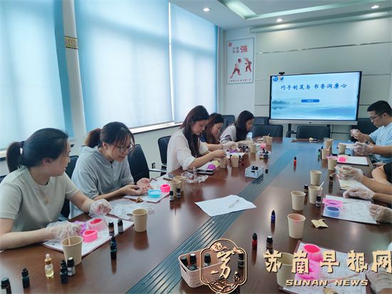 永泰社区:巧手制莲皂 书香润廉心