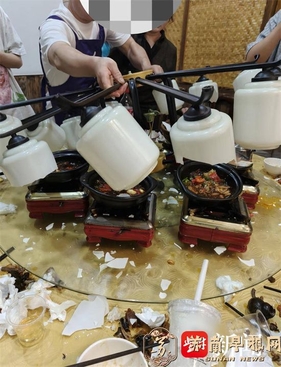 紫牛热点｜女子在餐厅吃饭吊灯突然掉落，&ldquo;当时吓蒙了，还好没受伤&rdquo;，当地市监局已介入