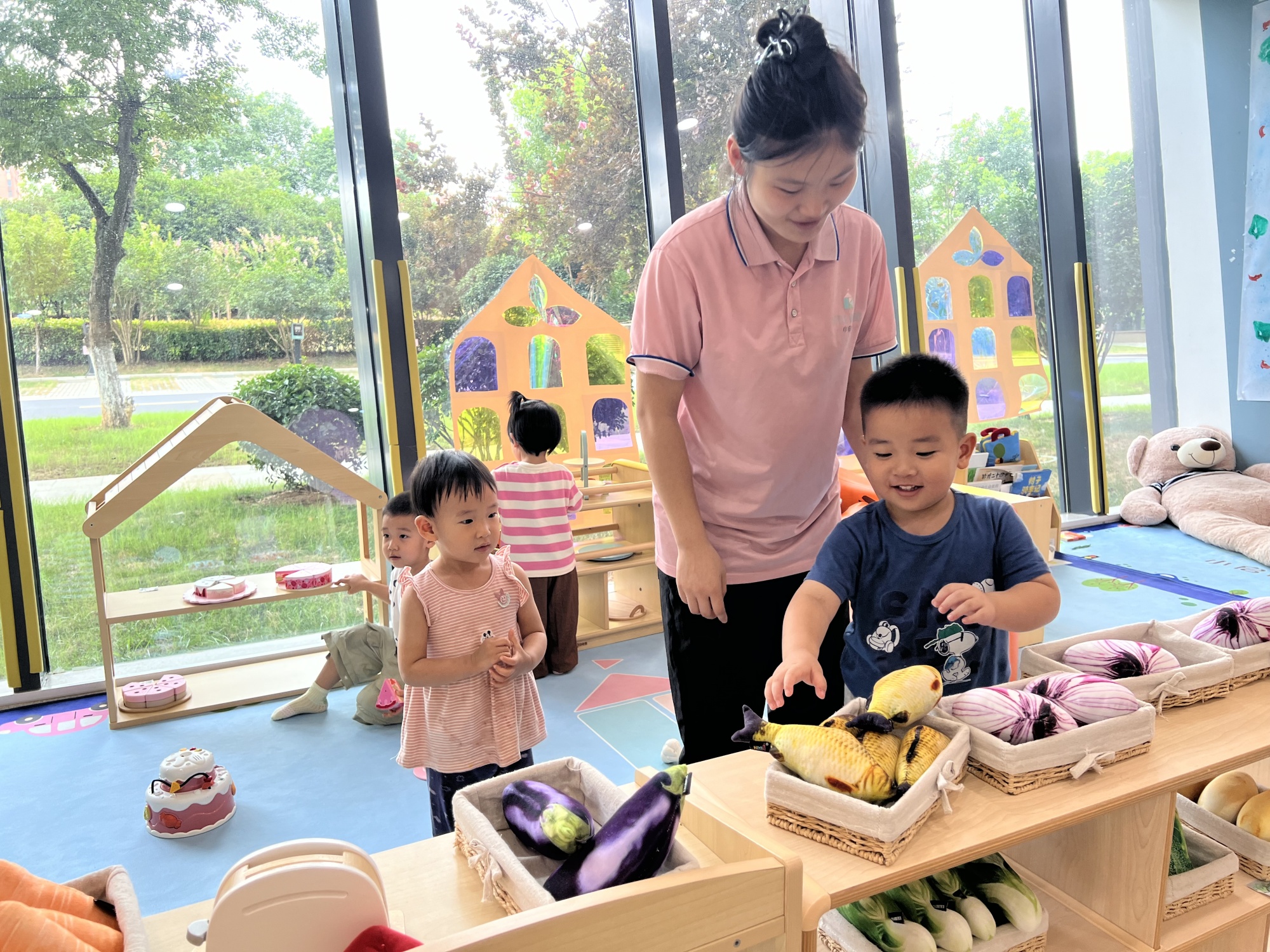 中安创谷园区配套托幼机构老师正带着孩子们做游戏。刘畅司晨摄