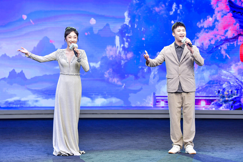 大黄山全球推介会上,黄梅戏演员王泽熙(右)、汪晨晨演绎《天仙配》经典选段。人民网 任峰涛摄