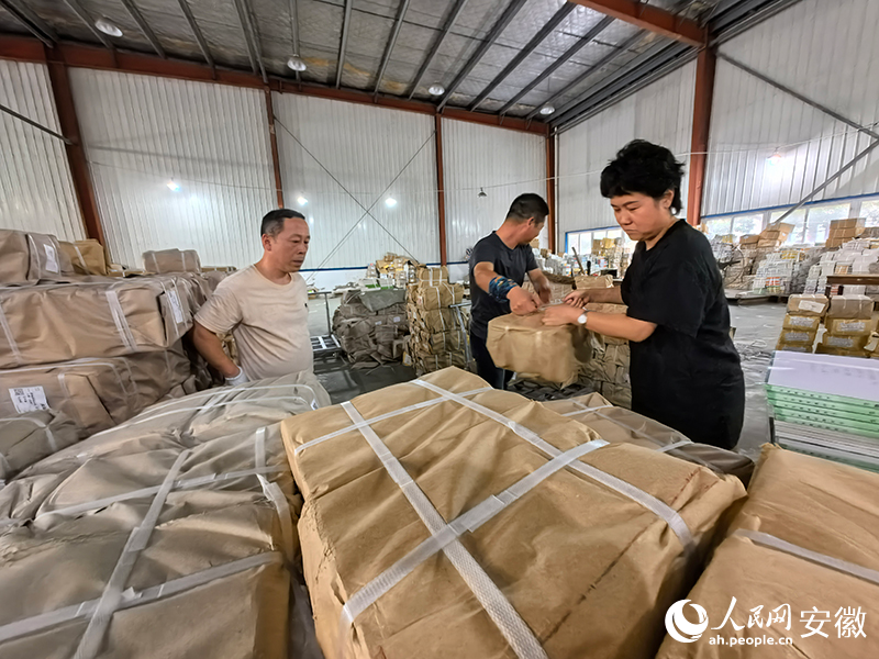 课前到书,确保一本都不能少。人民网记者 汪瑞华摄