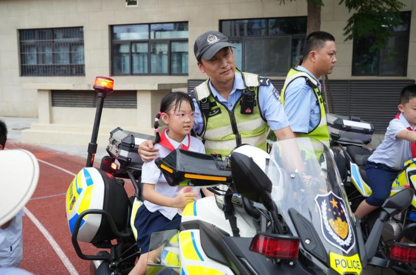 孩子们体验坐上铁骑。永红路小学供图