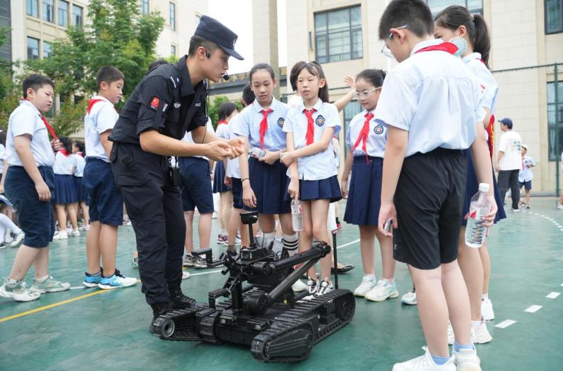 孩子们体验警用设备。永红路小学供图