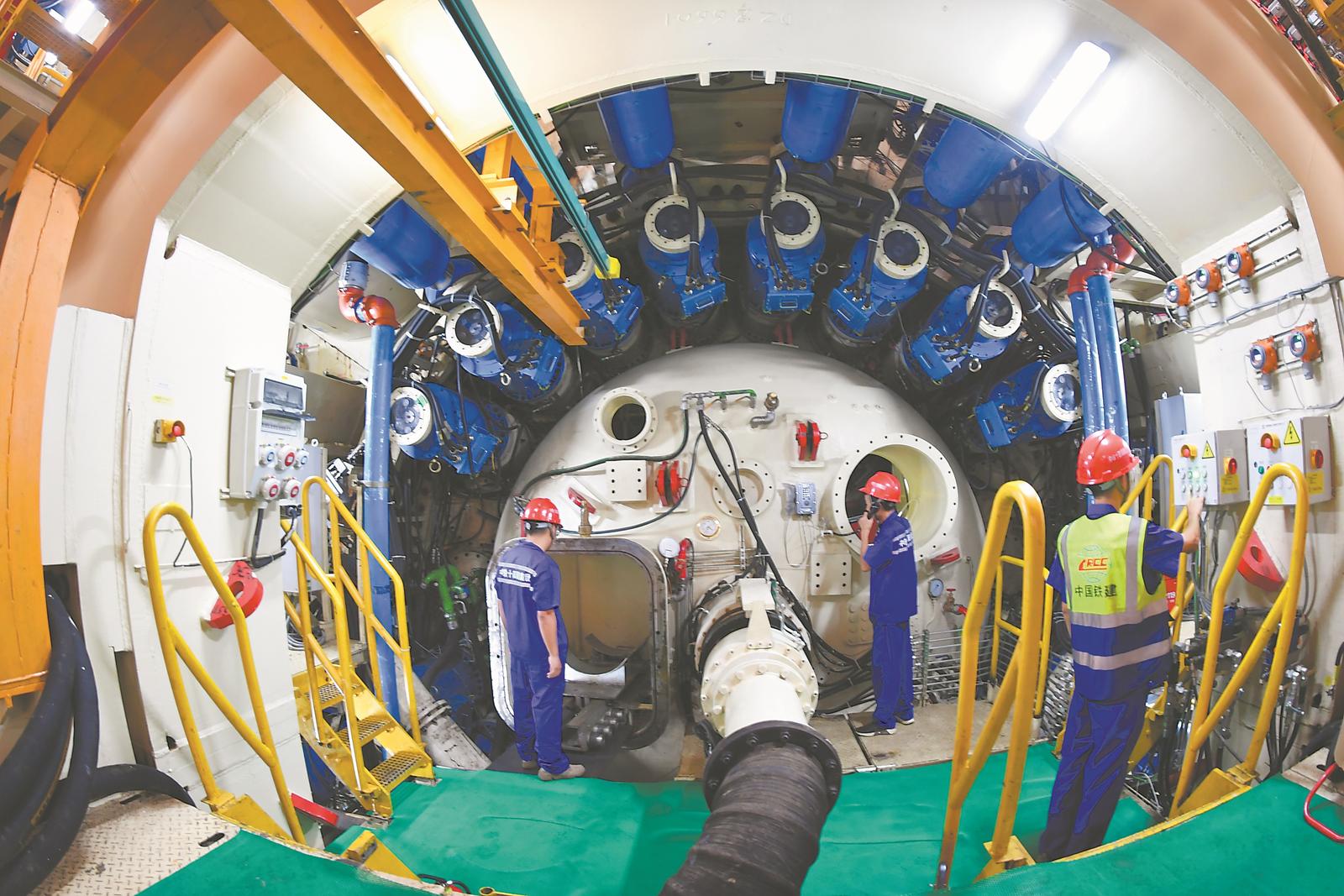 图为盾构机在施工掘进。闫 波 摄