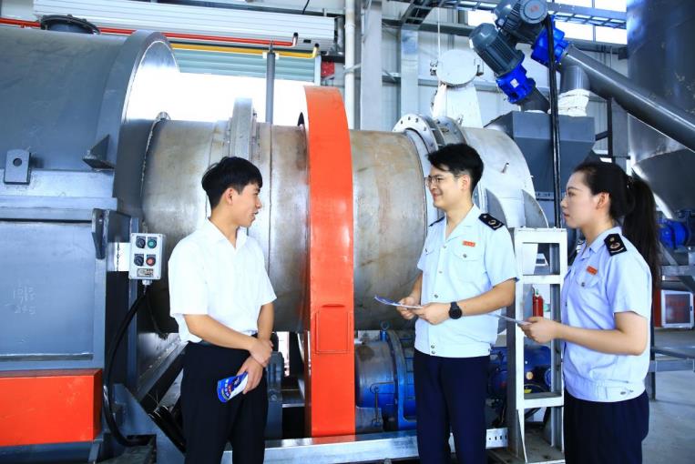 税务人员到企业了解生产经营情况,宣传税费优惠政策。牛涛摄