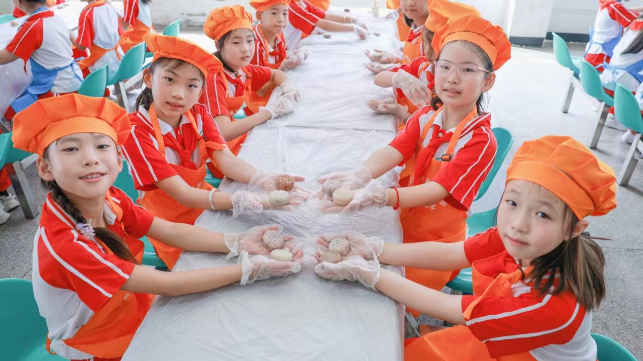 制作月饼活动。