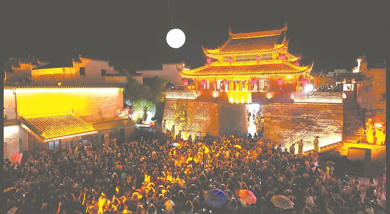 9月16日，游客夜游徽州古城，体验不一样的中秋佳节。