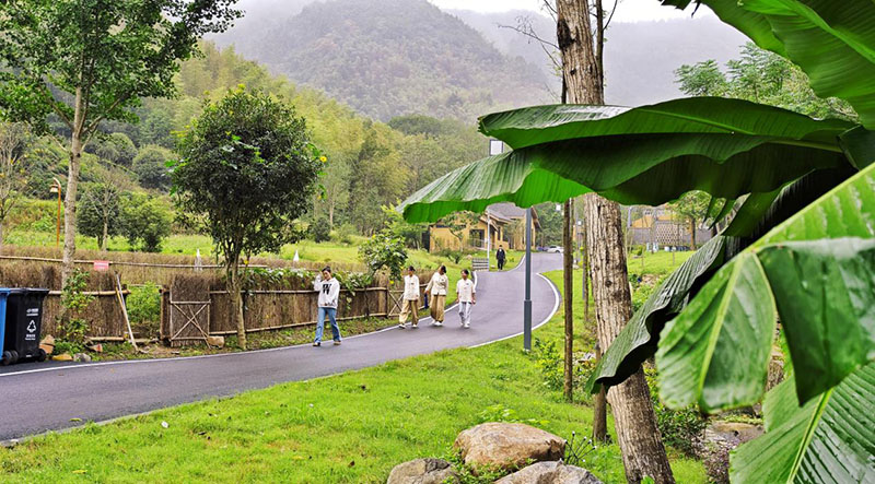 金寨县油坊店乡何冲村春山柳遇民宿,吸引不少游客前来游玩打卡。金寨县委宣传部供图