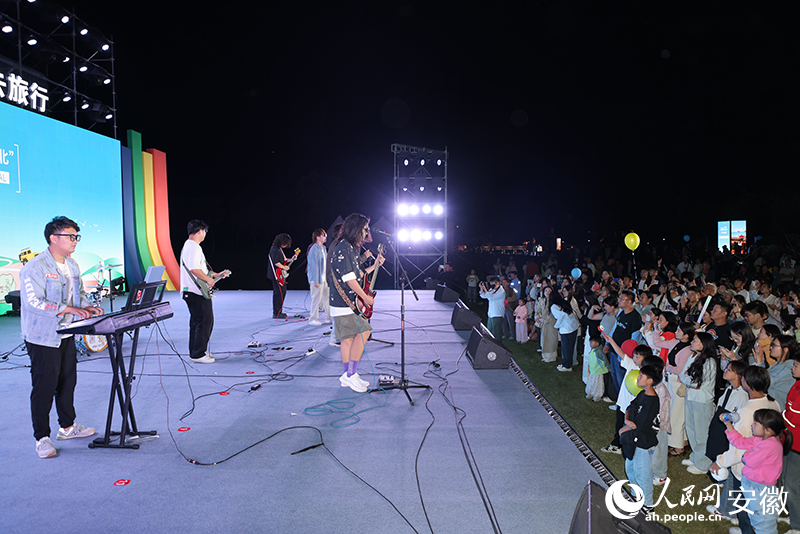 淮北“涂鸦桥”乐队摇滚演奏。人民网记者 王晓飞摄