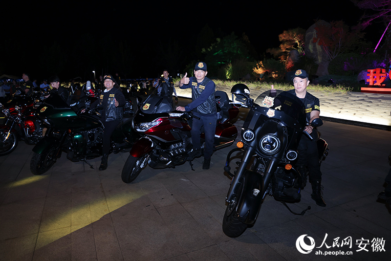 现场重机展示。人民网记者 王晓飞摄