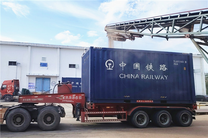 安徽阜阳的小麦等粮食作物经皮带输送机装入铁路集装箱。王乐摄