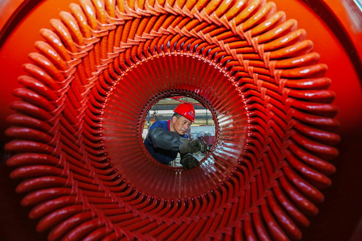 合肥恒大江海泵业股份有限公司工人正在赶制订单。姜朝洋摄