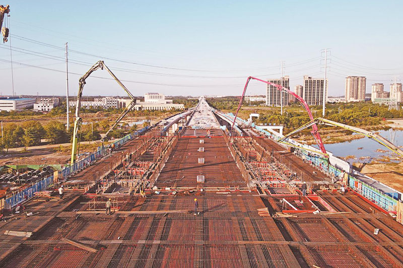 宁马城际铁路(马鞍山段)慈湖站承轨层施工现场。