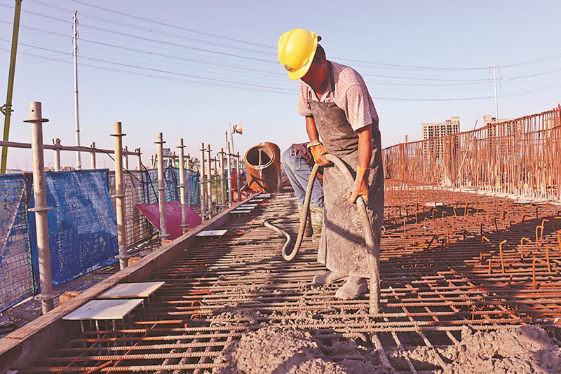 工人正在浇筑混凝土。