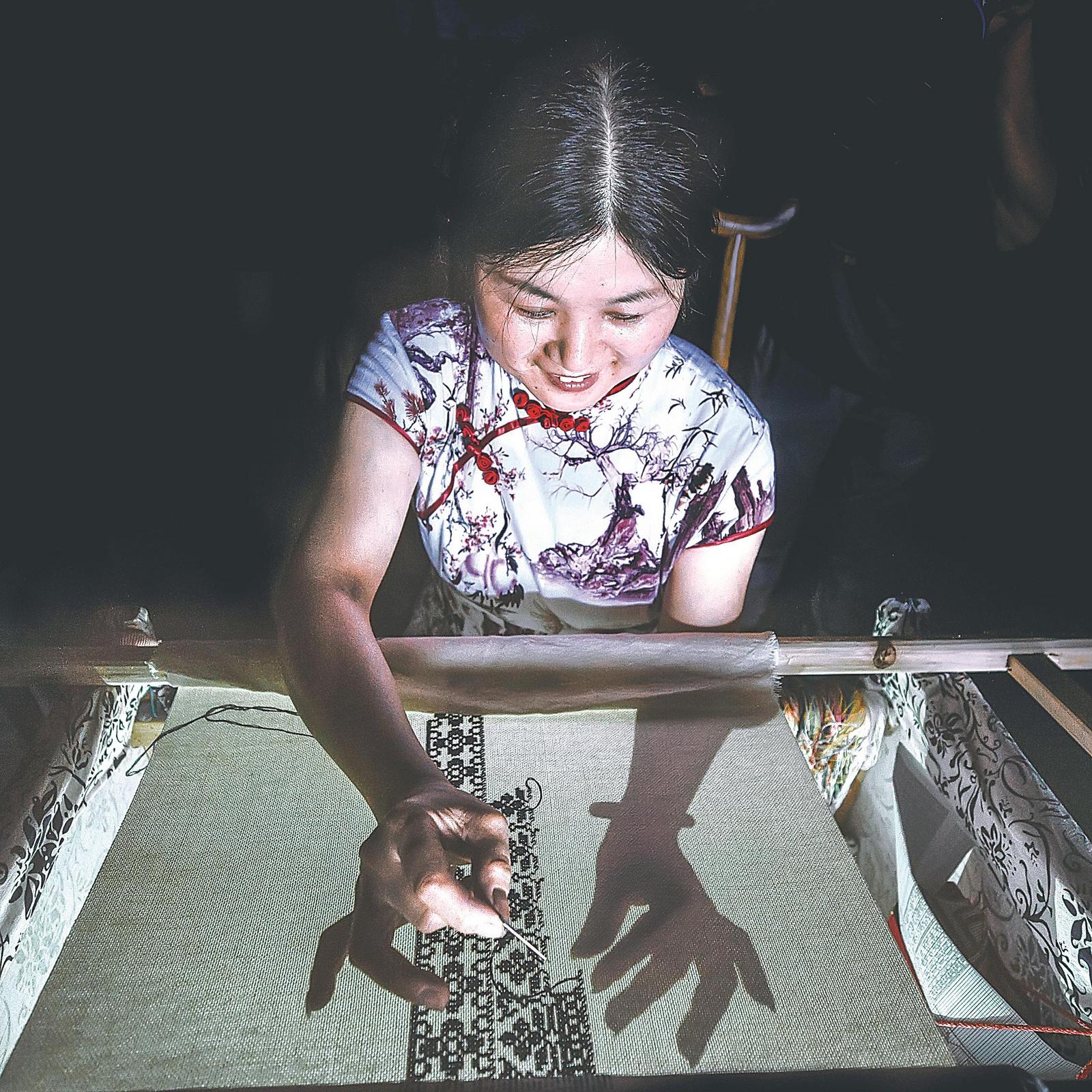 望江挑花女针法细腻,绣出精美作品。许 萍 摄