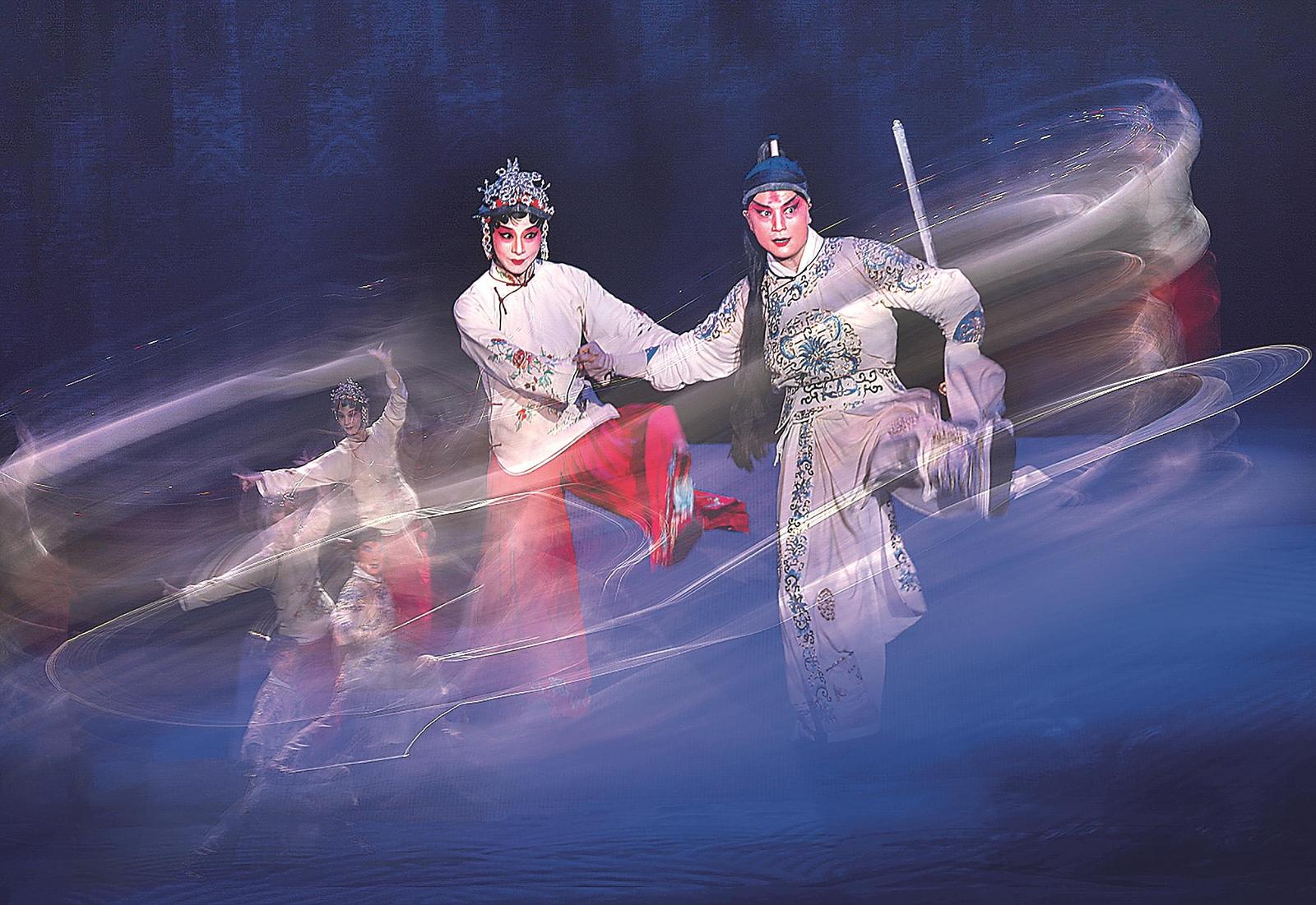 演员在表演徽剧《惊魂记》。杨国太 摄