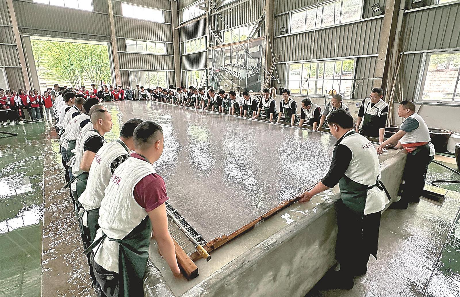 泾县榔桥镇中国宣纸文化园里,工匠在制作宣纸。本报记者 程 兆 摄