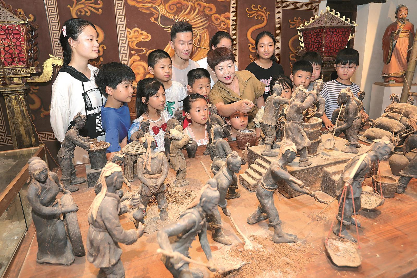 小朋友走进省级非遗淮北泥塑文化传承基地,了解淮北泥塑文化历史,感受传统非遗魅力。万善朝 摄