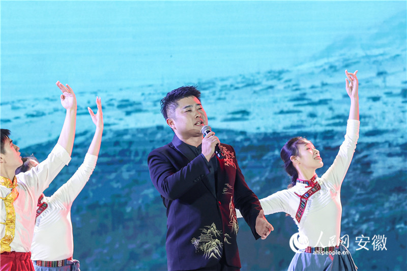 歌舞《走进香巴拉》。人民网记者 张俊摄