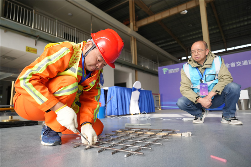 桥面铺装混凝土破损修补比赛现场。人民网记者 苗子健摄