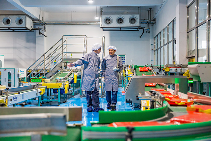 电力人员上门为大型粮油企业排查内部用电隐患