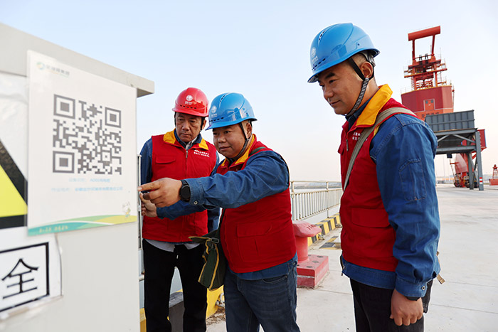 工作人员正在对港口的岸电设备进行安全巡检。涡阳供电供图