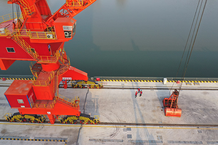 工作人员正在对港口的岸电设备进行安全巡检。涡阳供电供图