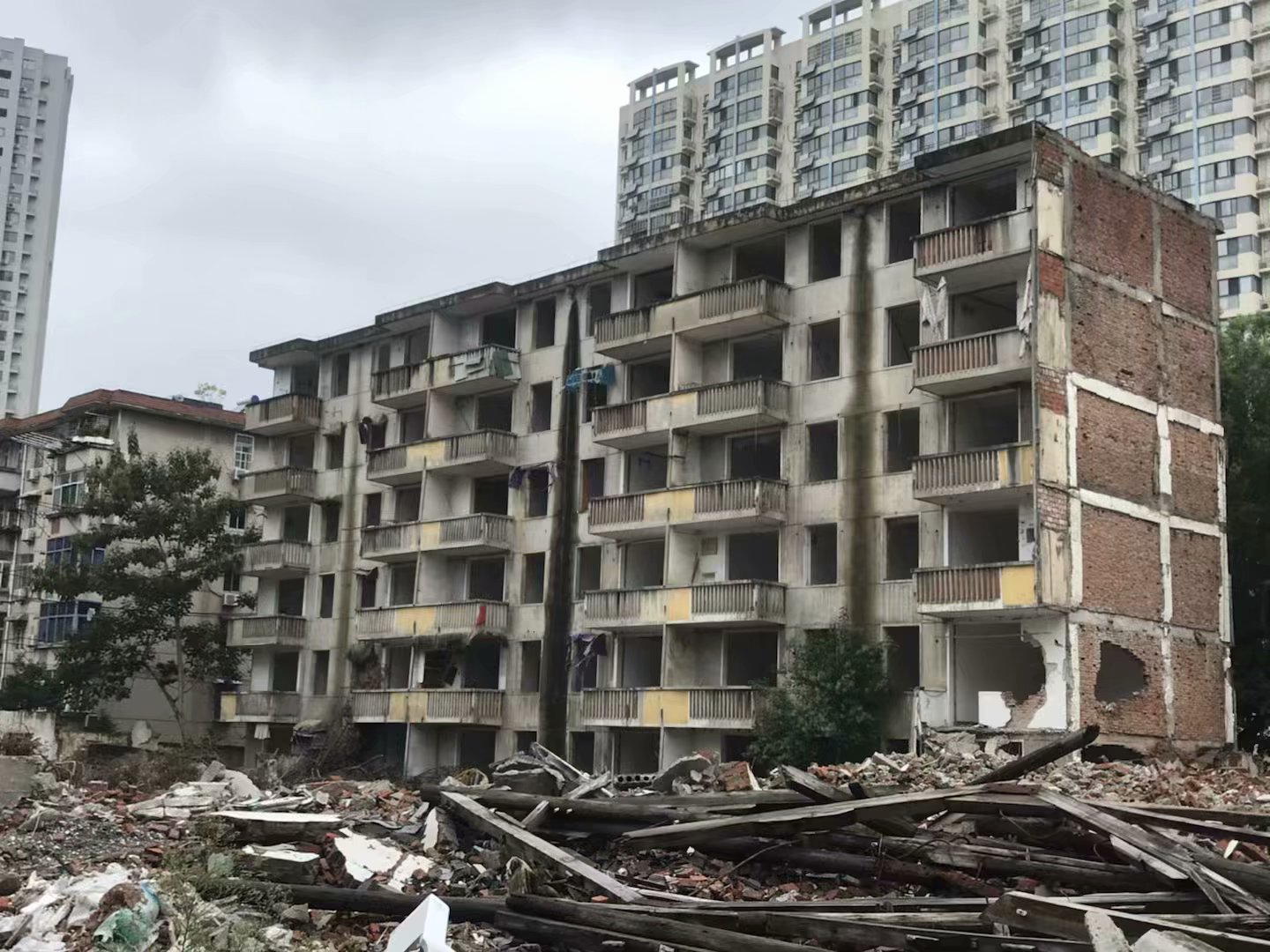 拆迁中的合肥仪表厂宿舍。 合肥市芜湖路街道供图