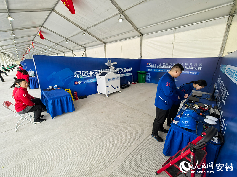 机动车检测工(智能网联与车路协同技术方向)比赛现场。人民网记者 汪瑞华摄.jpg