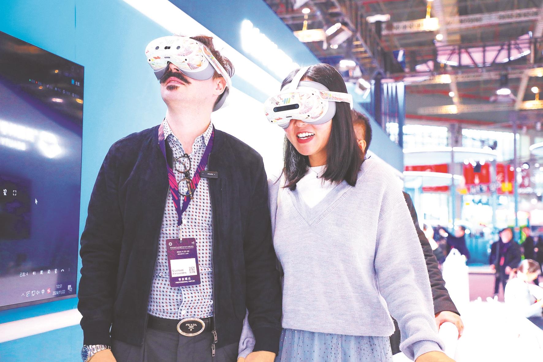 11月22日,位于安徽馆展区的XR《山河社稷图·补天石》项目,以安徽传统文化结合黄山山水元素的数字场景,使体验者如同身临其境。本报记者 李 季 摄